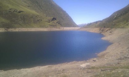 Un grand lac de barrage d'altitude