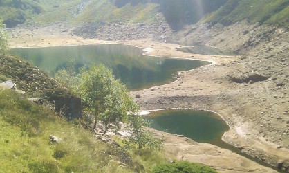 Lac de barrage en pleine vidange